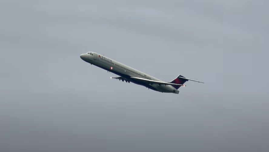 Final-Delta-Airlines-MD-88-Departure-from-Washington-Dulles