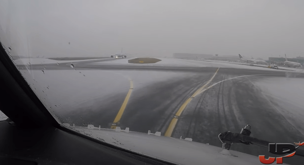 Piloting-Boeing-737-into-Toronto-with-Snow-Icing-Cockpit-Views