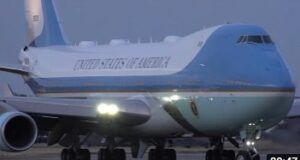 President Biden lands in the UK to get fuel (heavy security presence) 🇺🇸